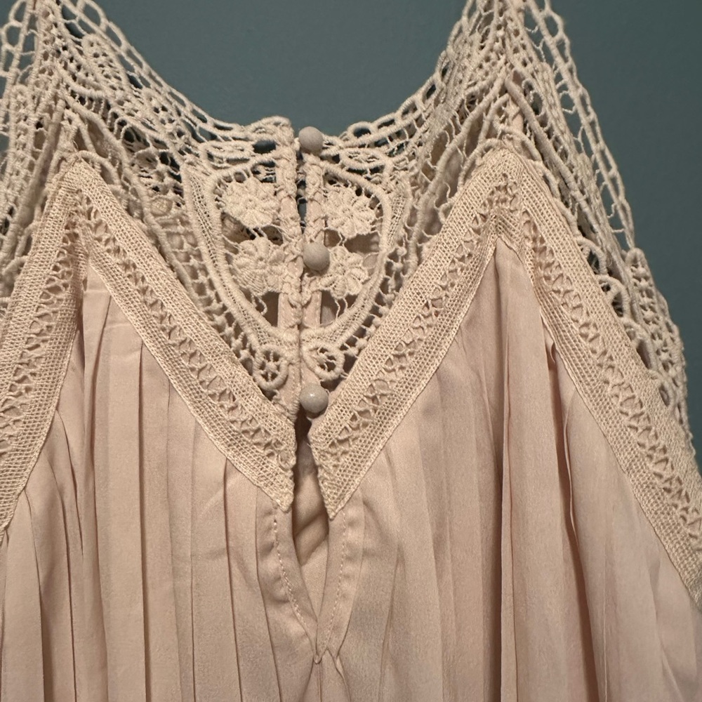Crochet details on beautiful pleated dress NWT L - Picture 6 of 8